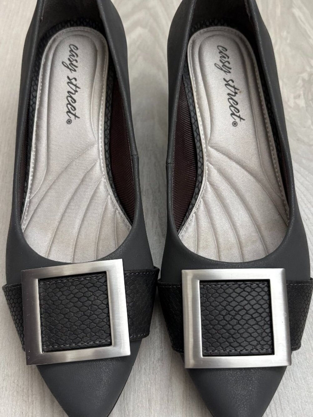 easy street Women’s Cider Block Heel Pumps – Grey Matte/Snake, Size 7N